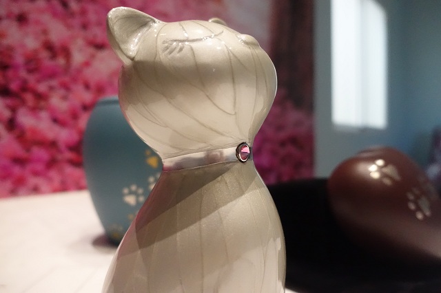 Urna con forma de gato con collar